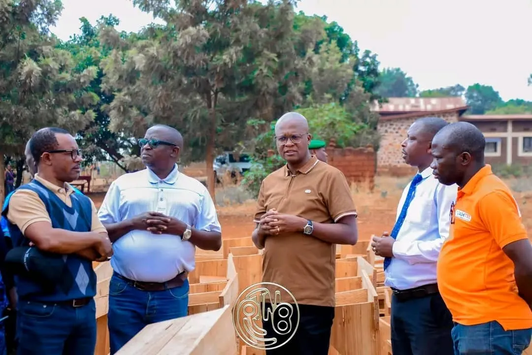 Le Premier ministre évalue la fabrication et la distribution des bancs pupitres à Mutaho